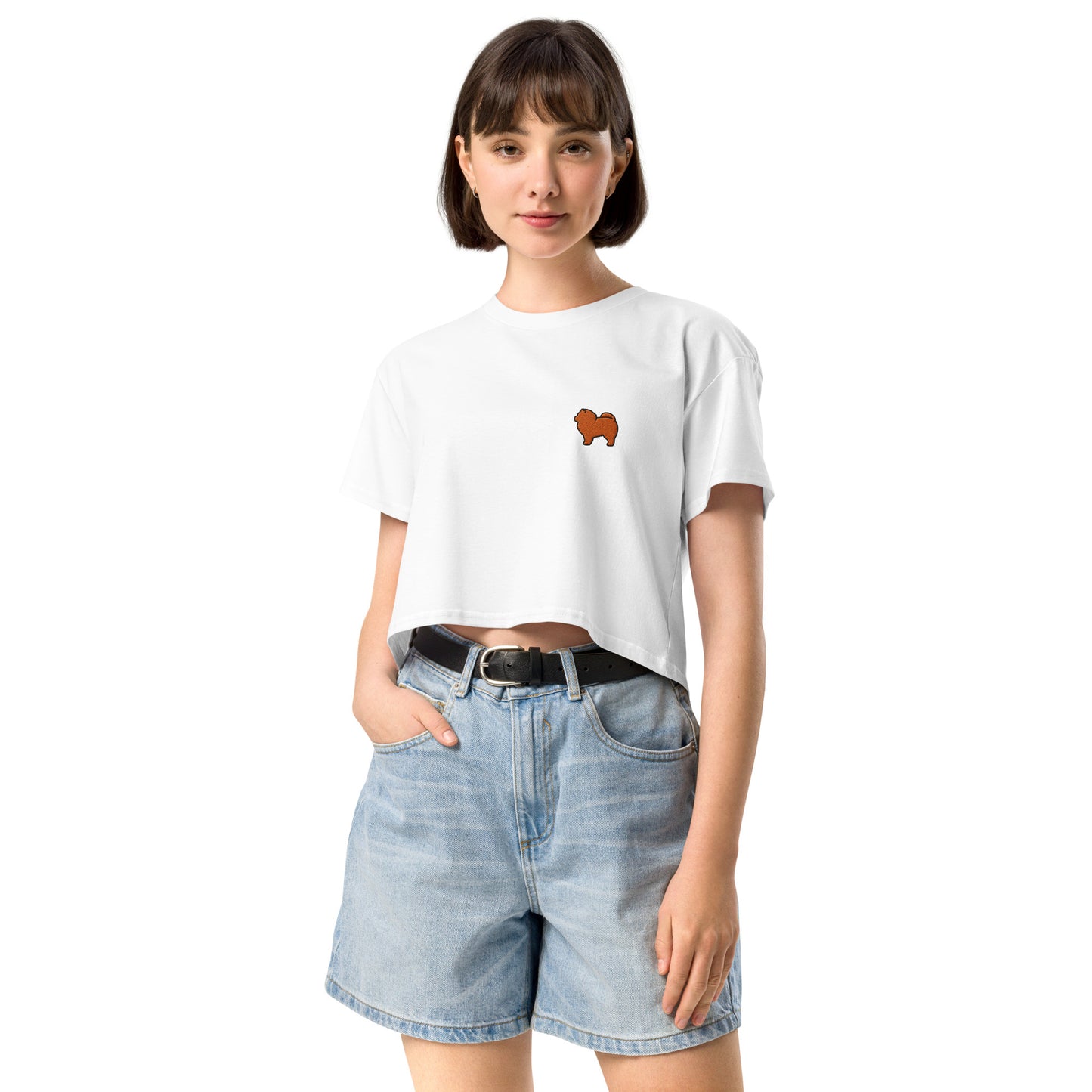 Crop top femme blanc avec illustration adorable de chow chow style kawaii sur le devant, coupe tendance et décontractée idéale pour un look casual et mignon.